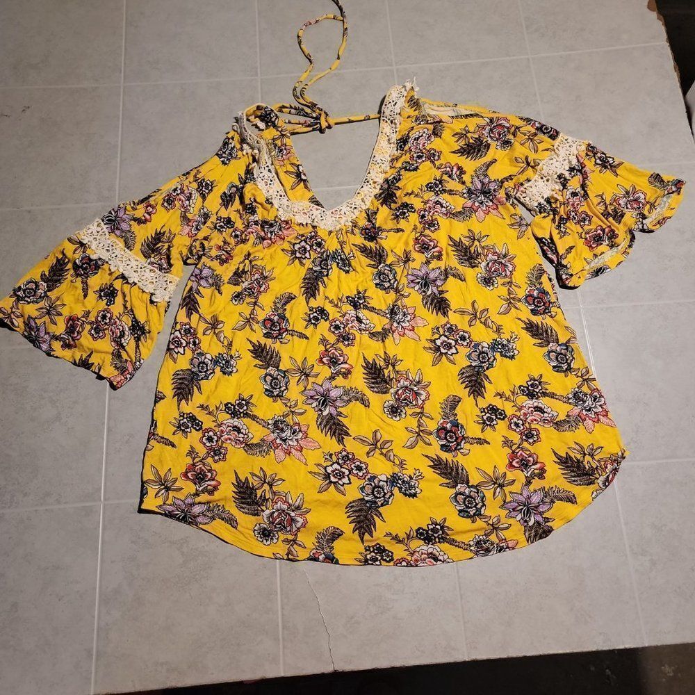 G Collection Womens Yellow Floral V-Neck Short Bell Sleeve Blouse Top Size 1X